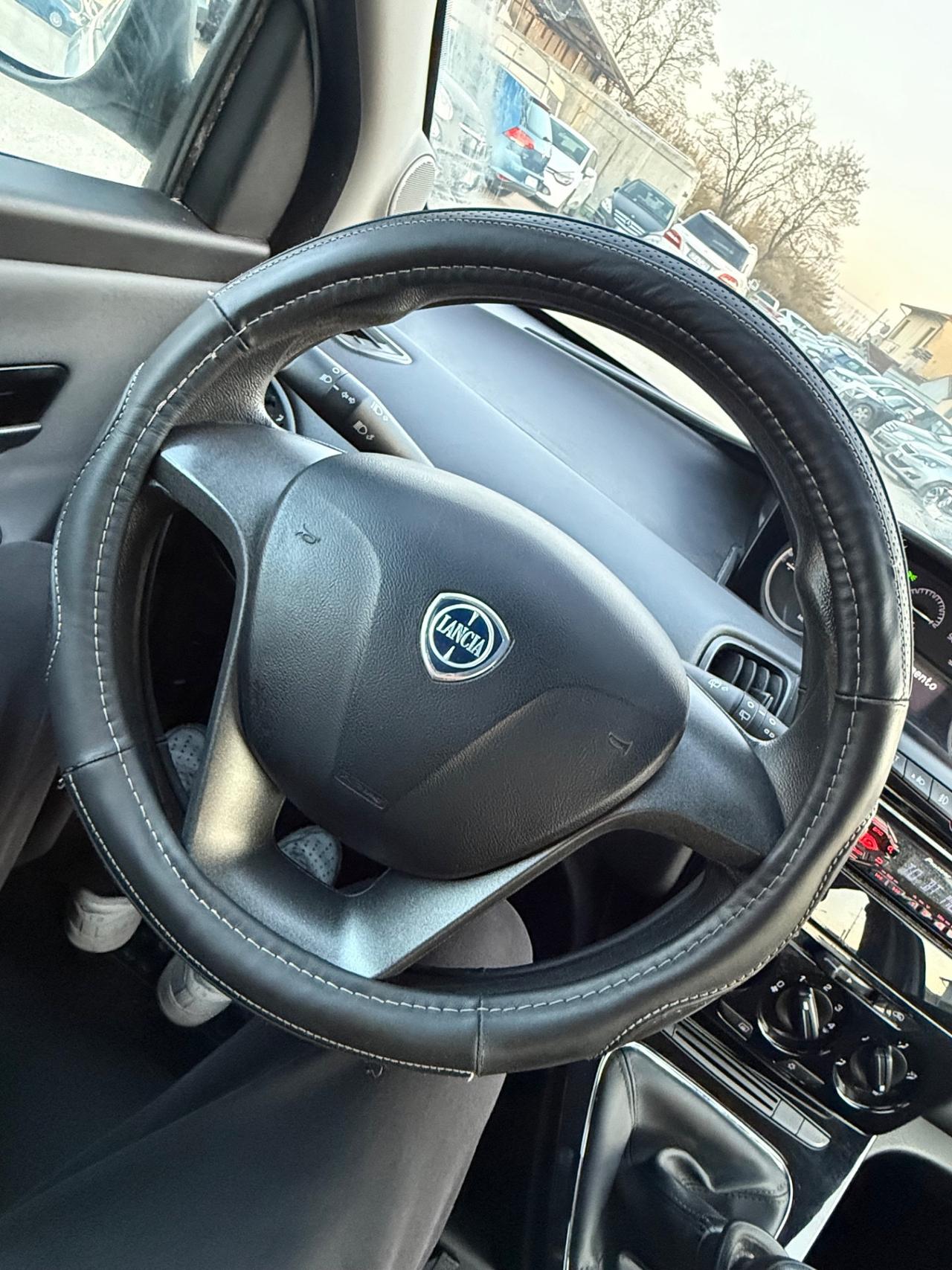 Lancia Ypsilon 0.9 TwinAir 85 CV 5 porte Metano Ecochic Platinum