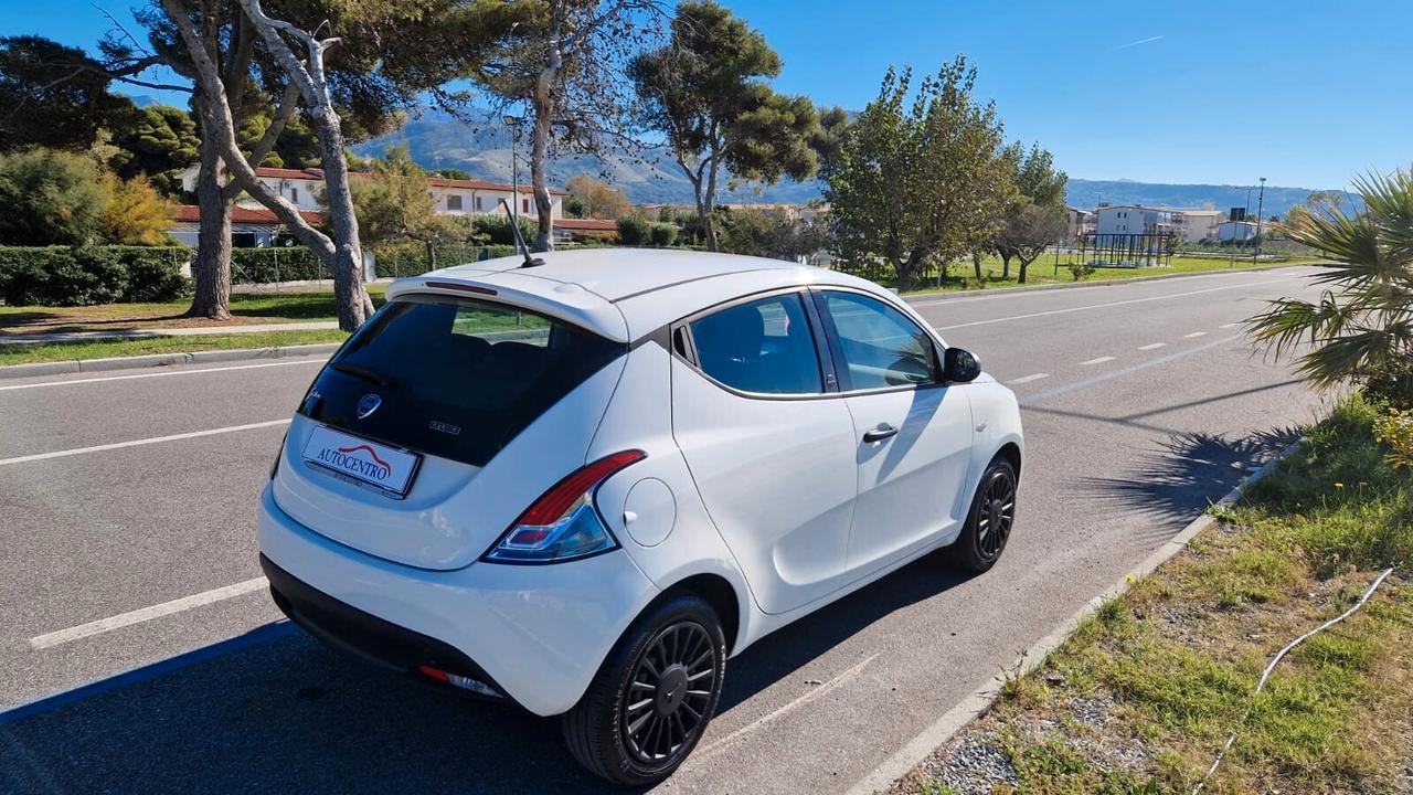 Lancia Ypsilon 1.0 FireFly 5 porte S&S Hybrid Ecochic Silver