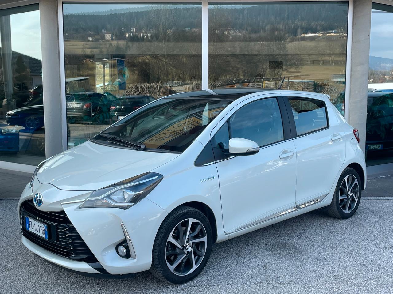 Toyota Yaris HYBRIDO 1.5 WHITE EDITION