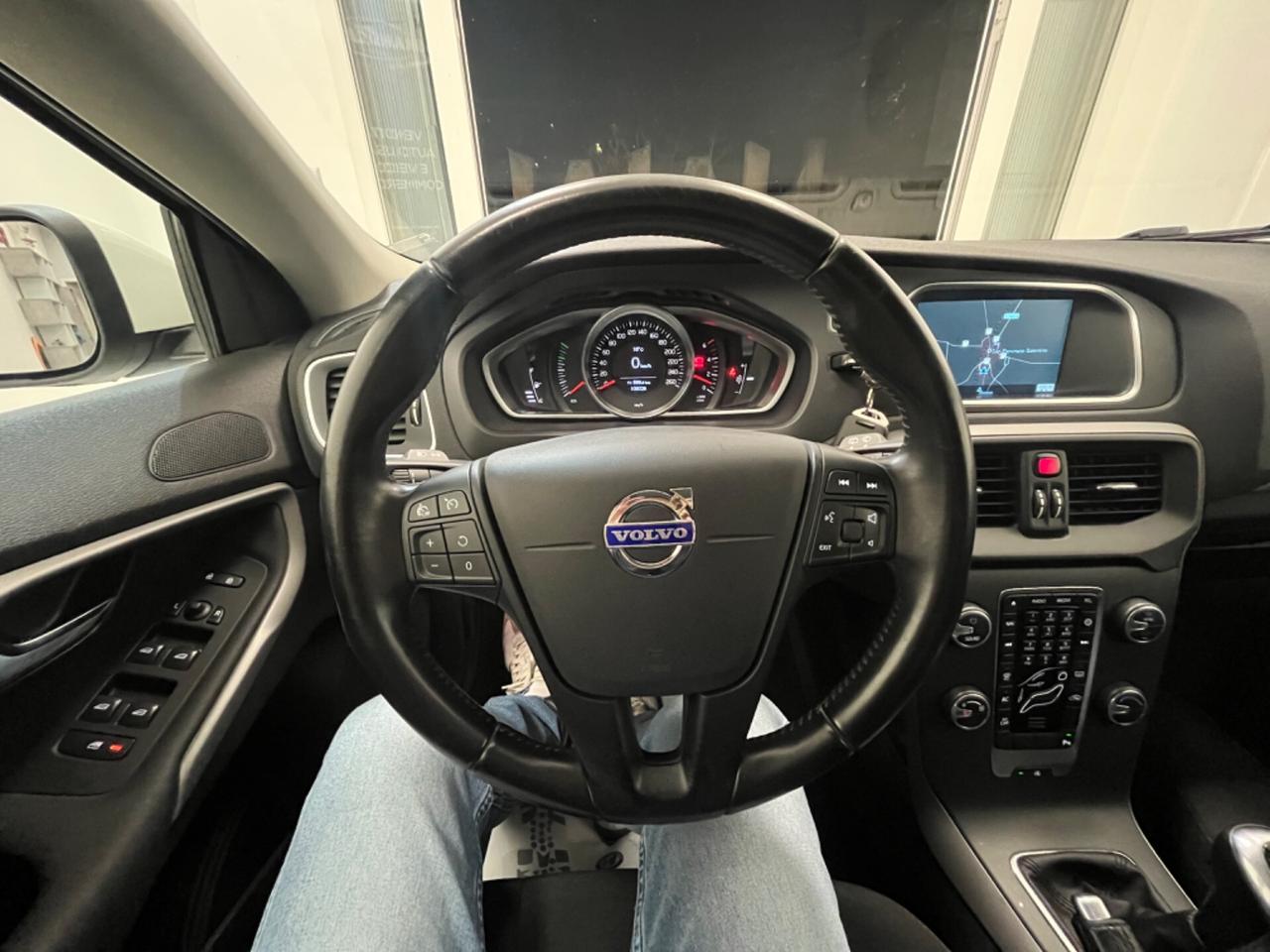 Volvo V40 D2 1.6 Momentum Unipro 2015