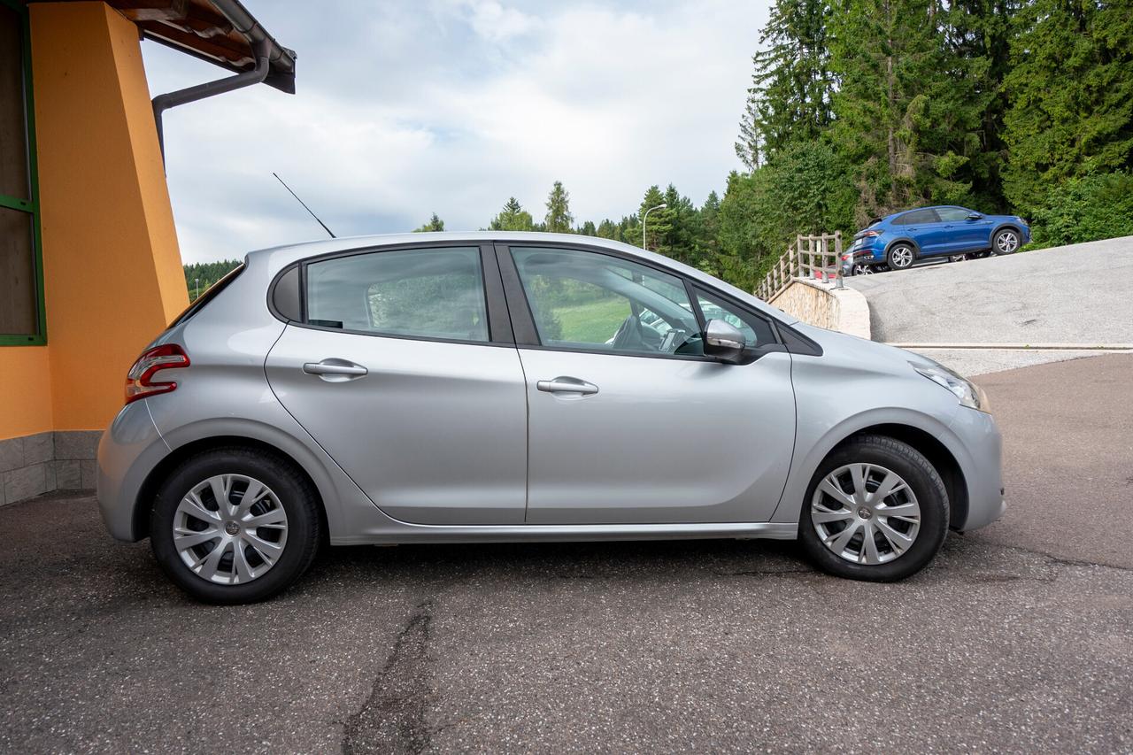 Peugeot 208 1.4 HDi 68 CV - NEOPATENTATI