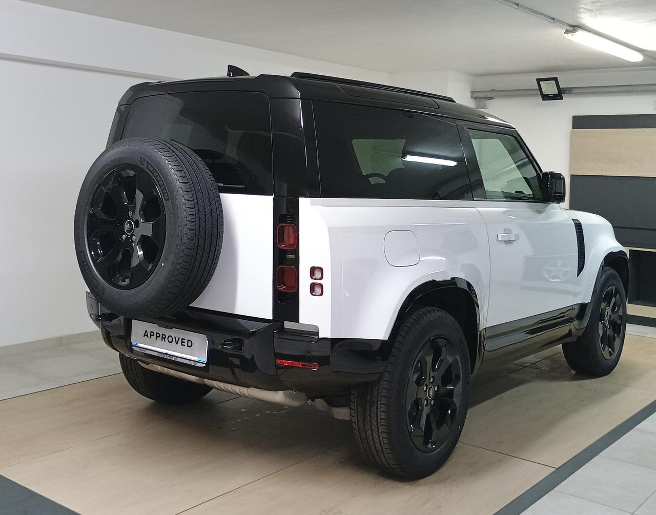 Land Rover Defender 90 3.0D I6 250 CV AWD Auto X-Dynamic SE Prezzo di Listino €. 95.518,46 Auto Aziendale €. 85.900,00