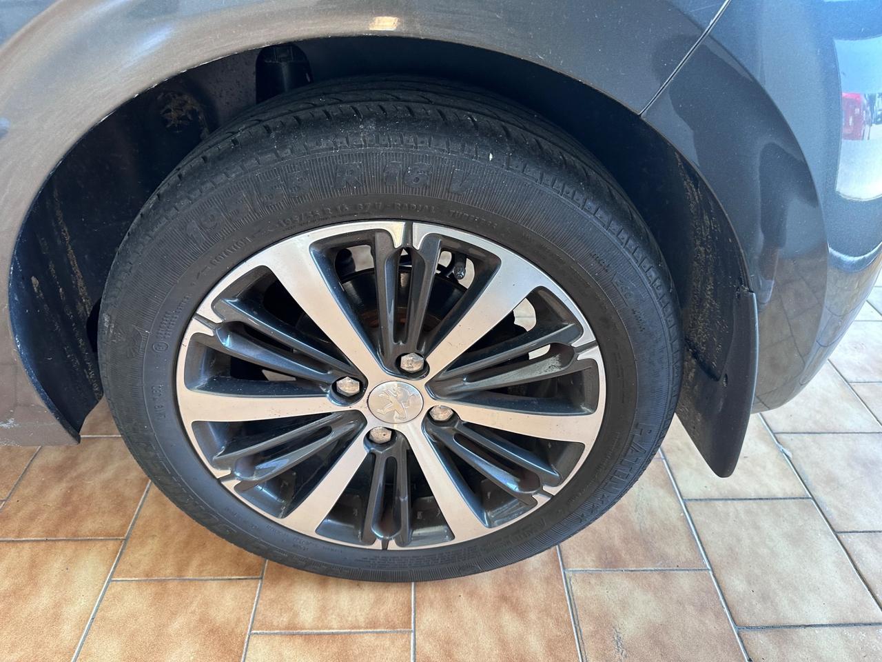 Peugeot 208 1.2benz. Allure