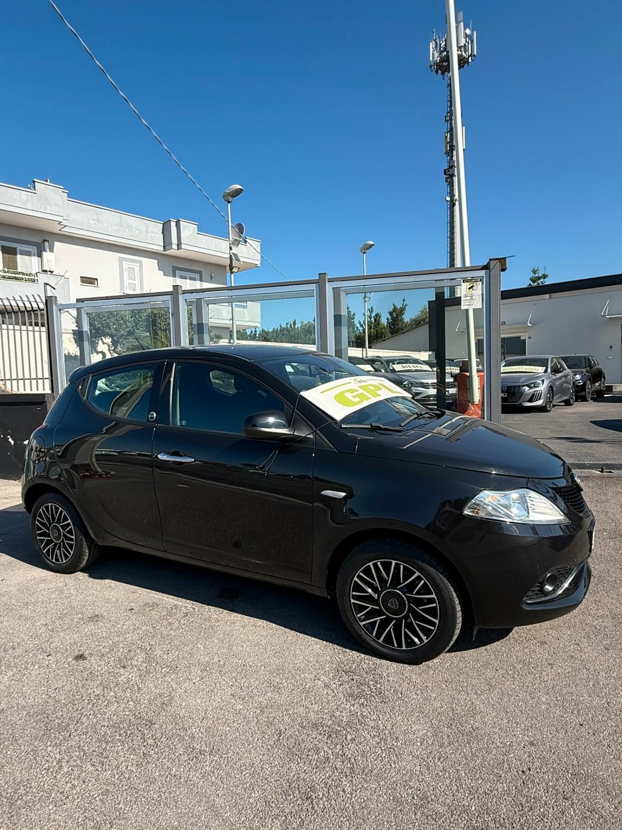 Ypsilon 1.2 69 CV 5 porte GPL Ecochic Platinum 12/2019