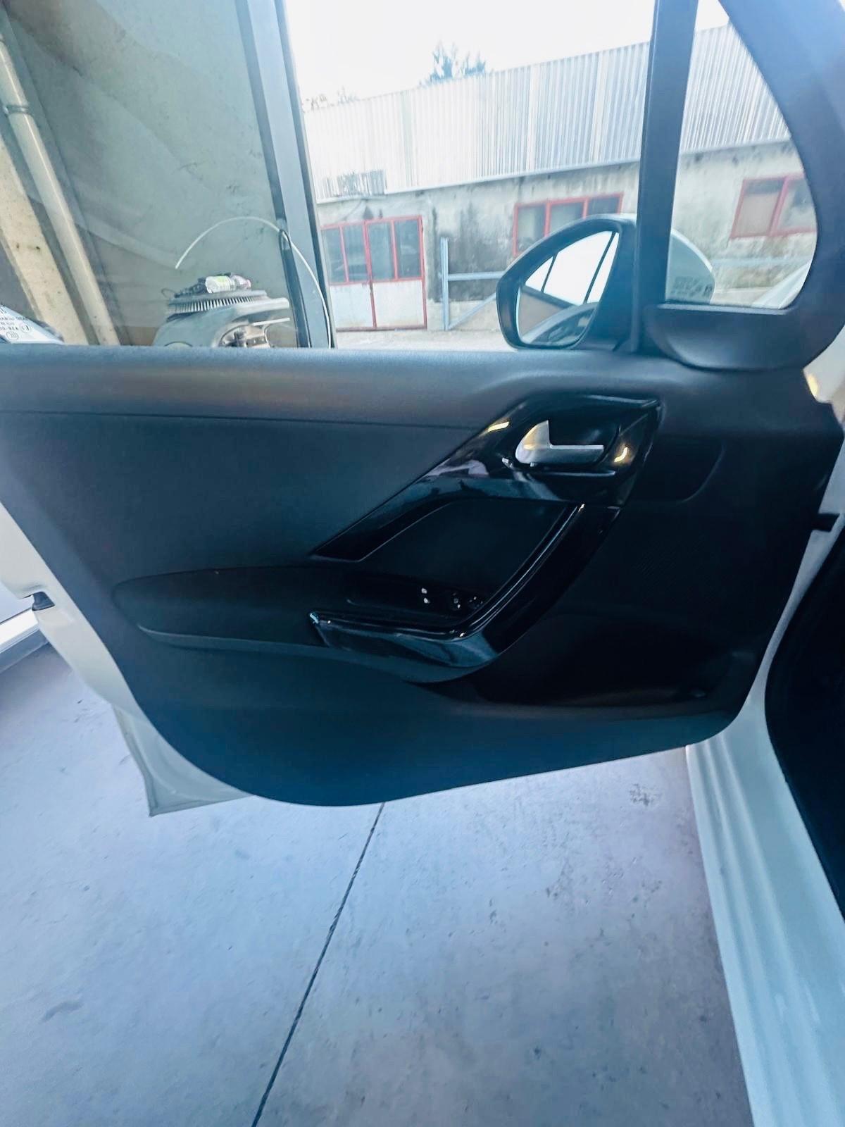 Peugeot 208 1.2 VTi 82 CV 5 porte Active benzina e gpl