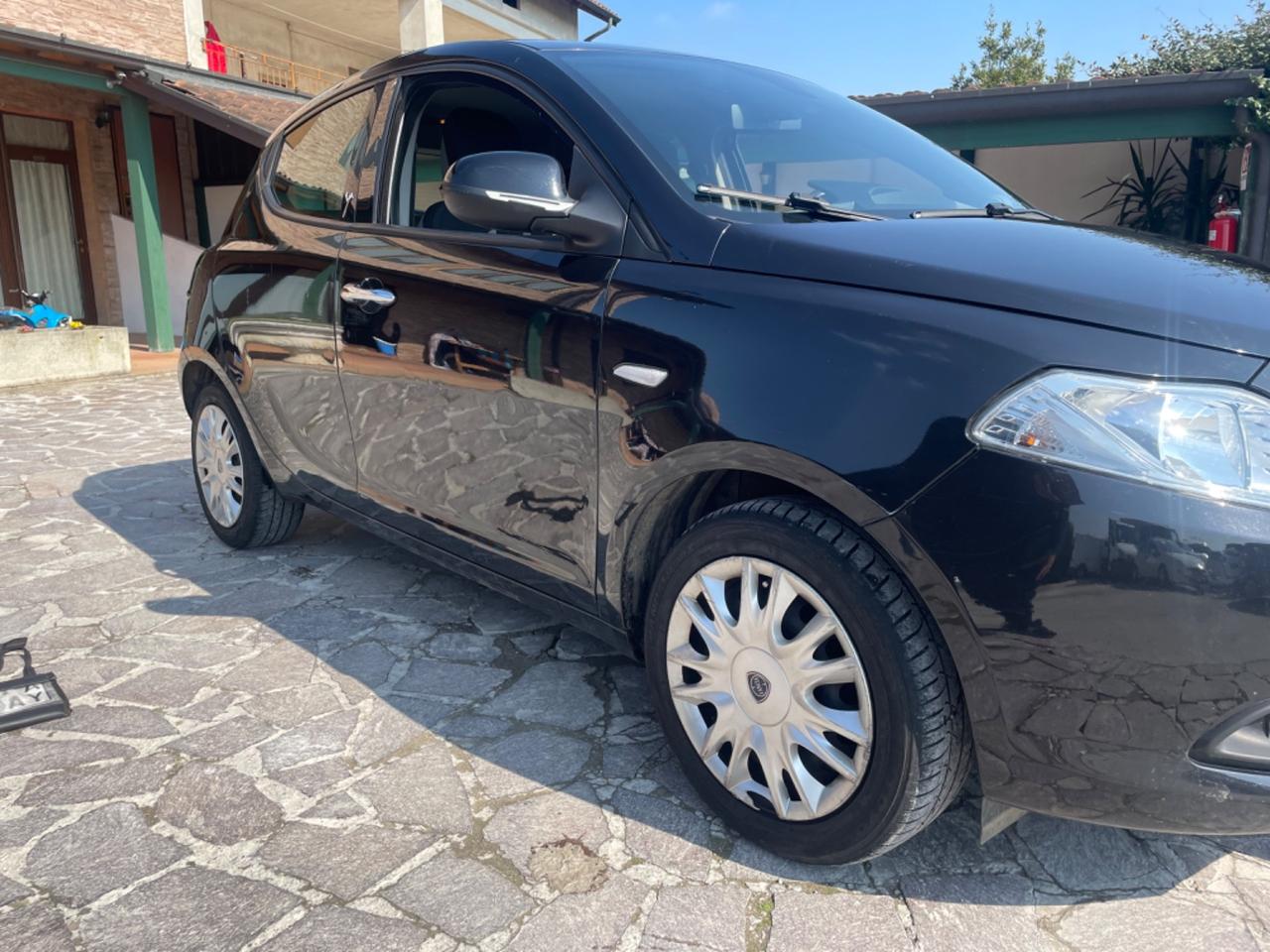 Lancia Ypsilon 1.2 69 CV 5 porte S&S Platinum neopatentati