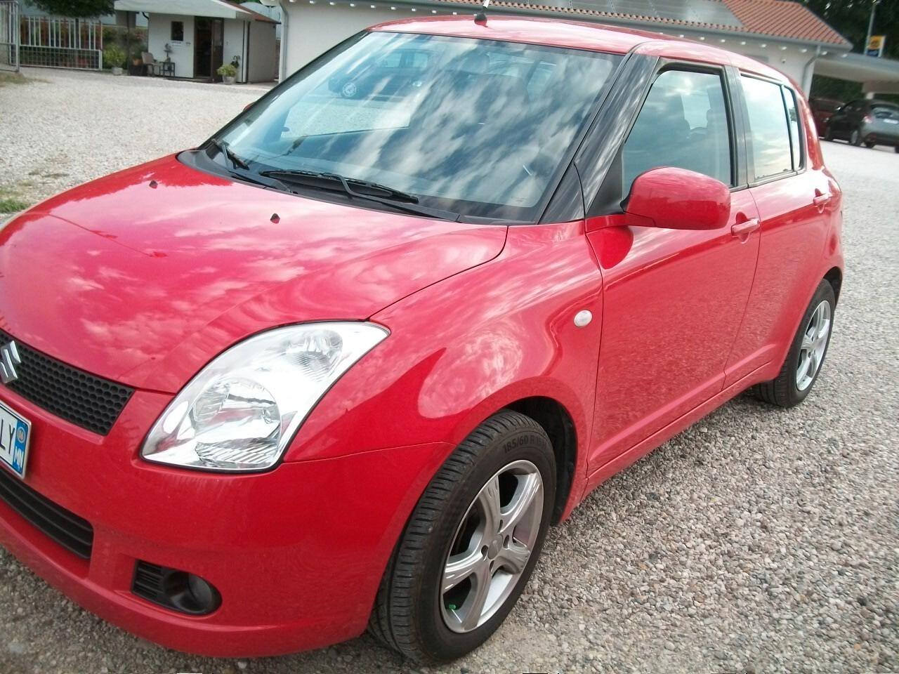 Suzuki Swift 1.3 5p. GLX KM 200.300 CC 1328 BENZINA EURO 04 REVISIONE SCADE 30/06/2026 BOLLATA 30/06/2026 SI NEOPATENTATI UNICO PROPRIETARIO GIA FATTA LA FRISIONE GOMMATA 95/100 GARANZIA UN ANNOCOME NUOVA