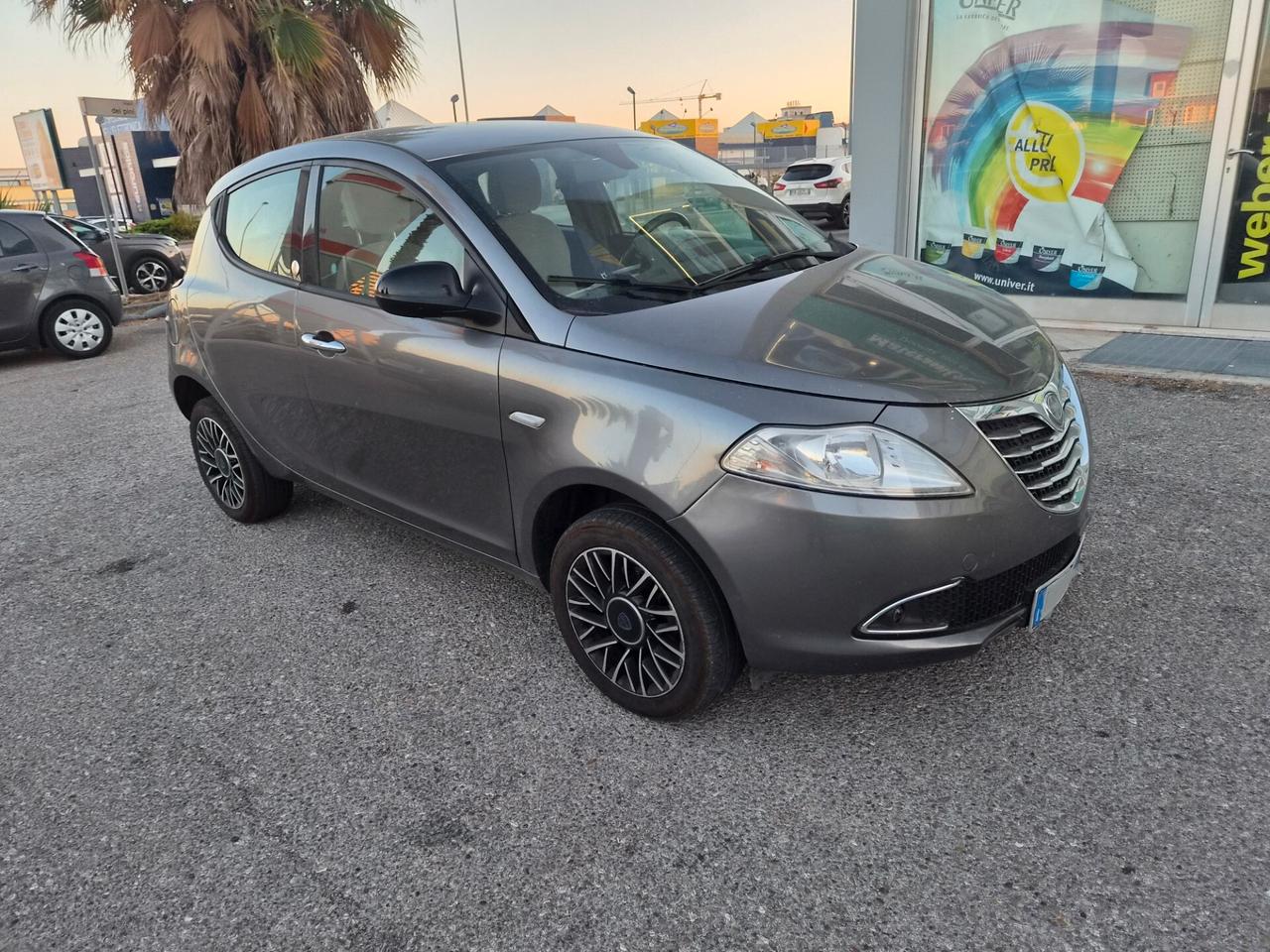 Lancia Ypsilon 0.9 TwinAir 85 CV 5 porte Metano Ecochic Silver