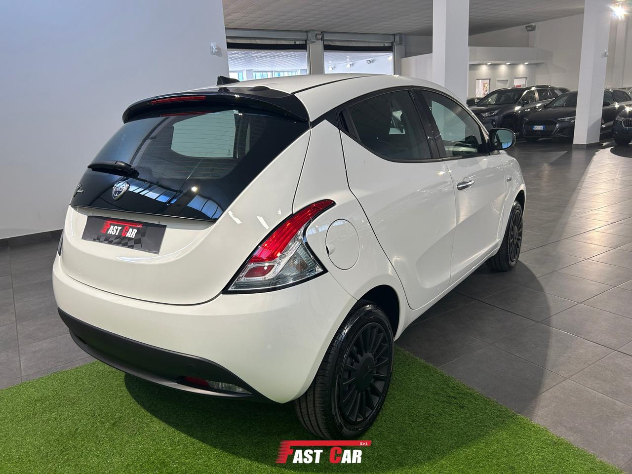 Lancia Ypsilon 1.0 FireFly 5 porte Hybrid Silver