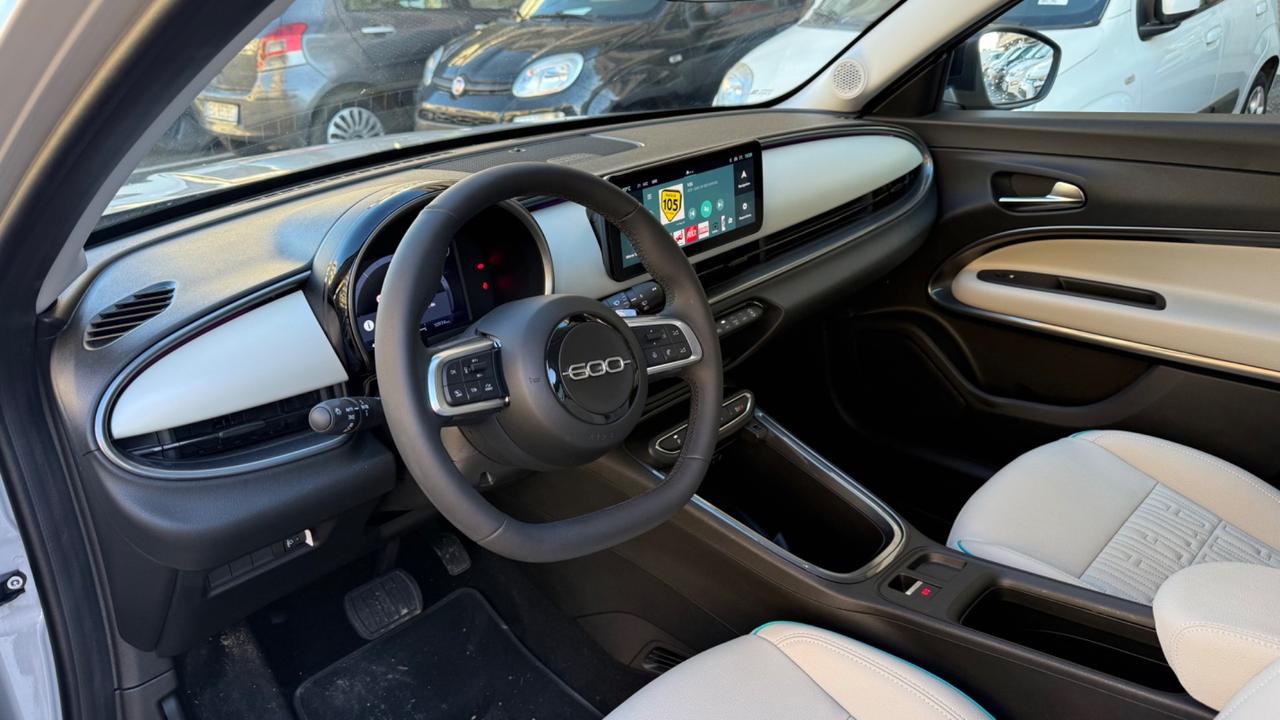 Fiat 600 Hybrid 110 CV DCT MHEV La Prima LED NAVI KAMERA PELLE CERCHI 18 SEDILI ELETTRICI RISCALDATI