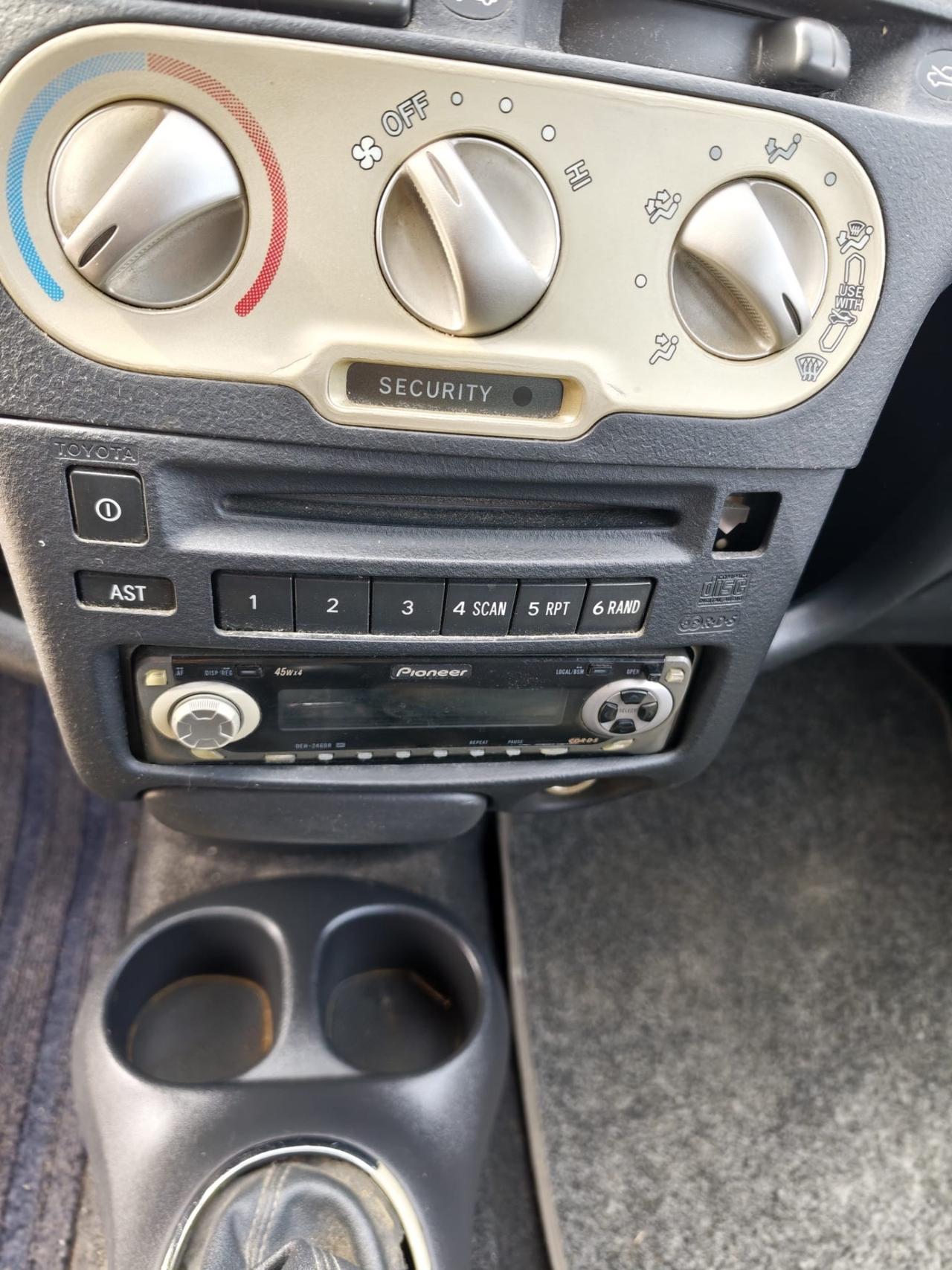 Toyota Yaris 1.0i 16V cat 5 porte Sol