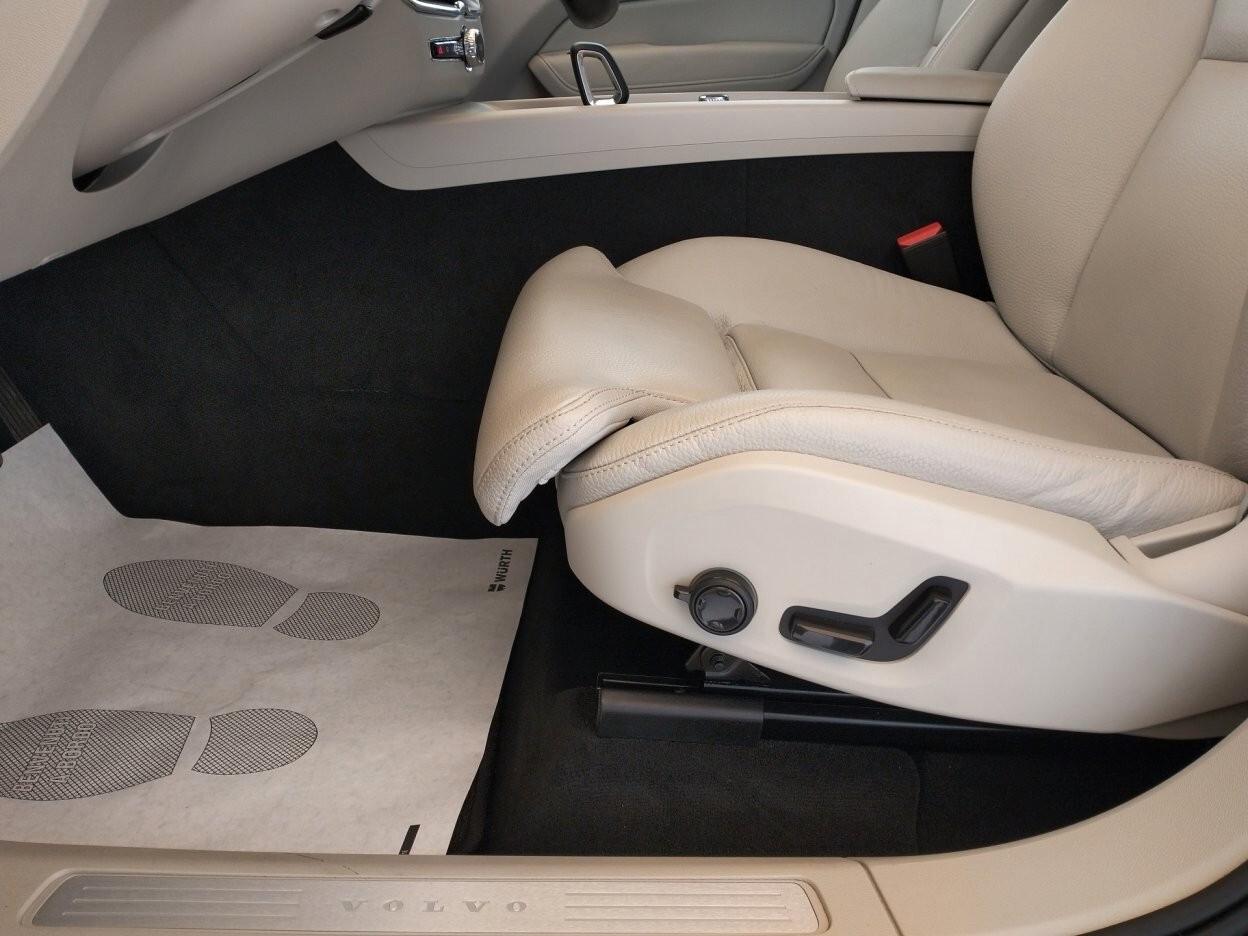 VOLVO XC60 2.0 b4 Plus Dark awd auto