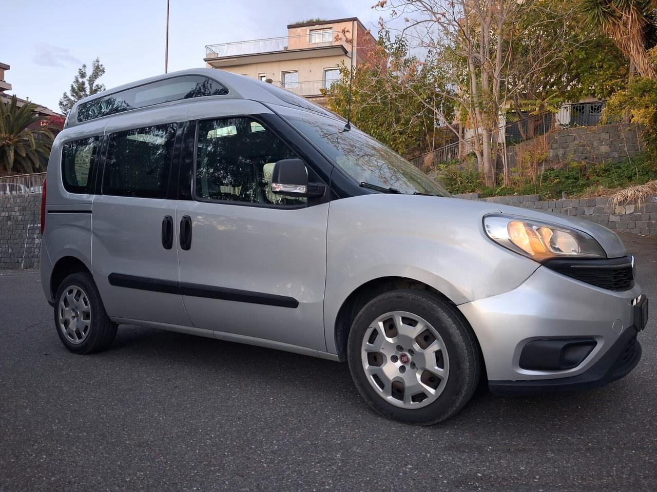 Fiat Doblo Con rampa manuale trasporto disabili in carrozzina