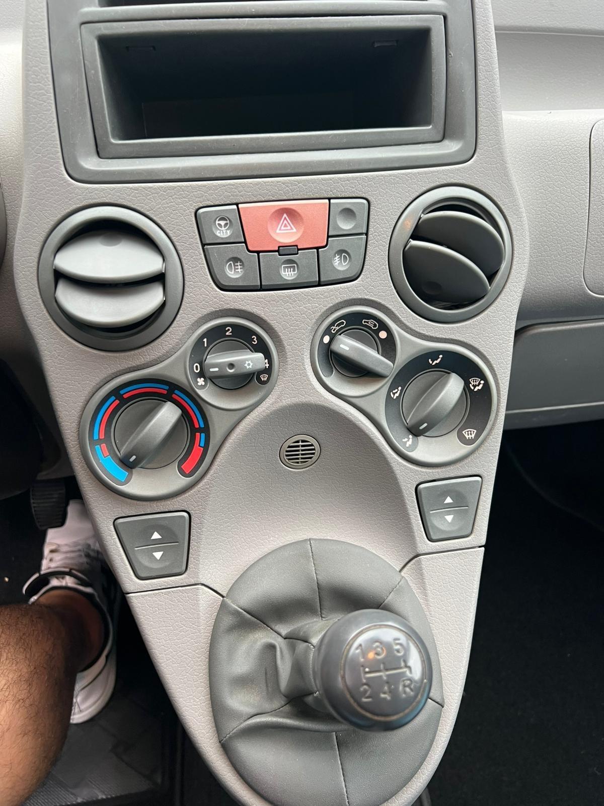 FIAT PANDA 1.2 BENZINA ANNO 2004 X NEOPATENTATI