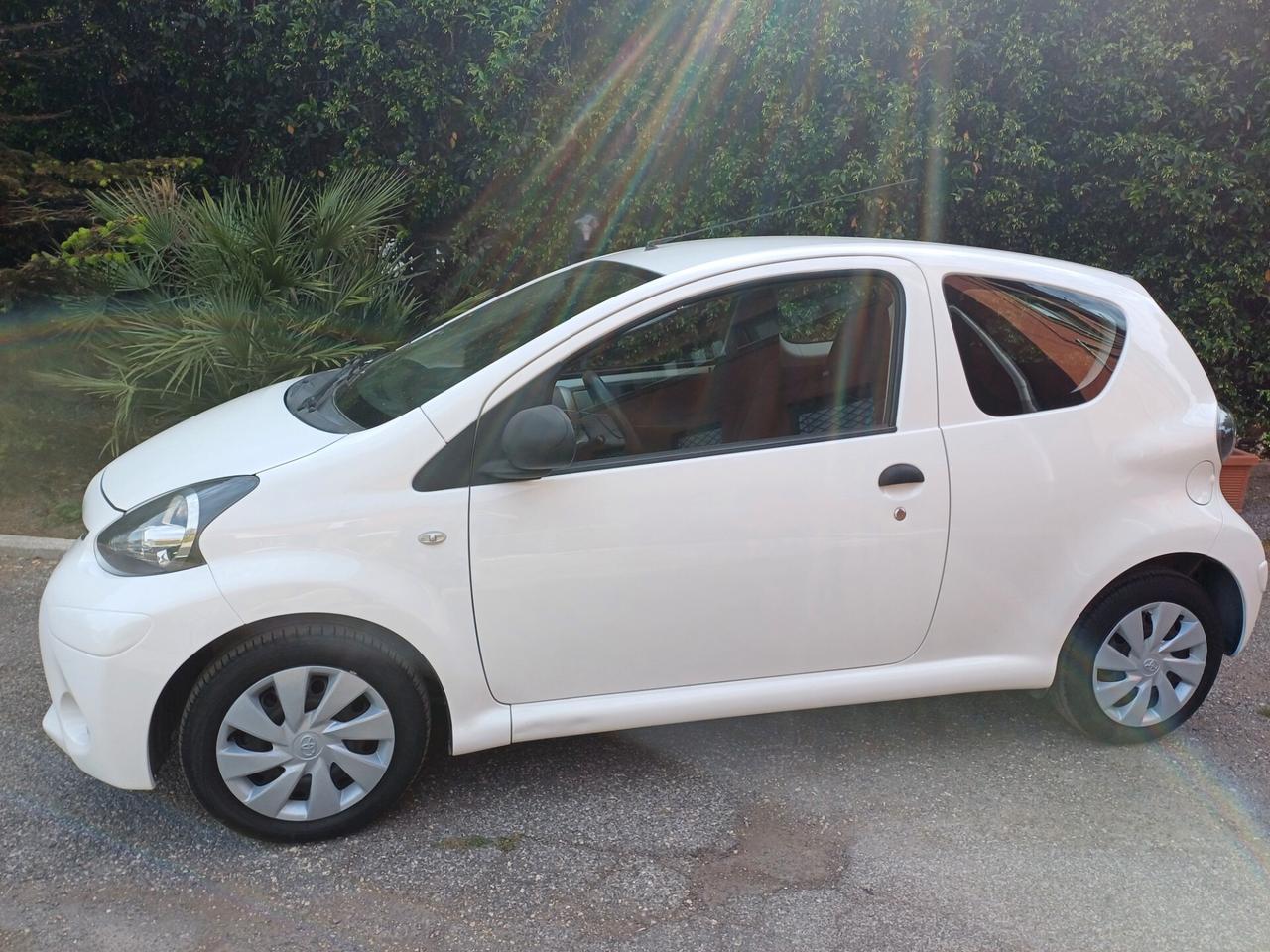 Toyota Aygo 3 porte motore 1.0 benzina euro 5 Active Connect NEOPATENTATI