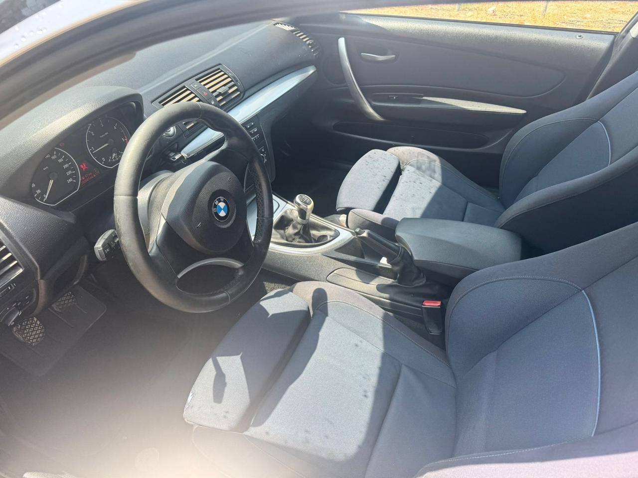 Bmw serie 1 RESTYLING 118 D 2009