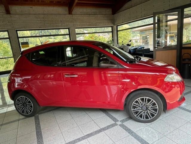 Lancia Ypsilon 1.0 FireFly 5 porte S&S Hybrid Silver