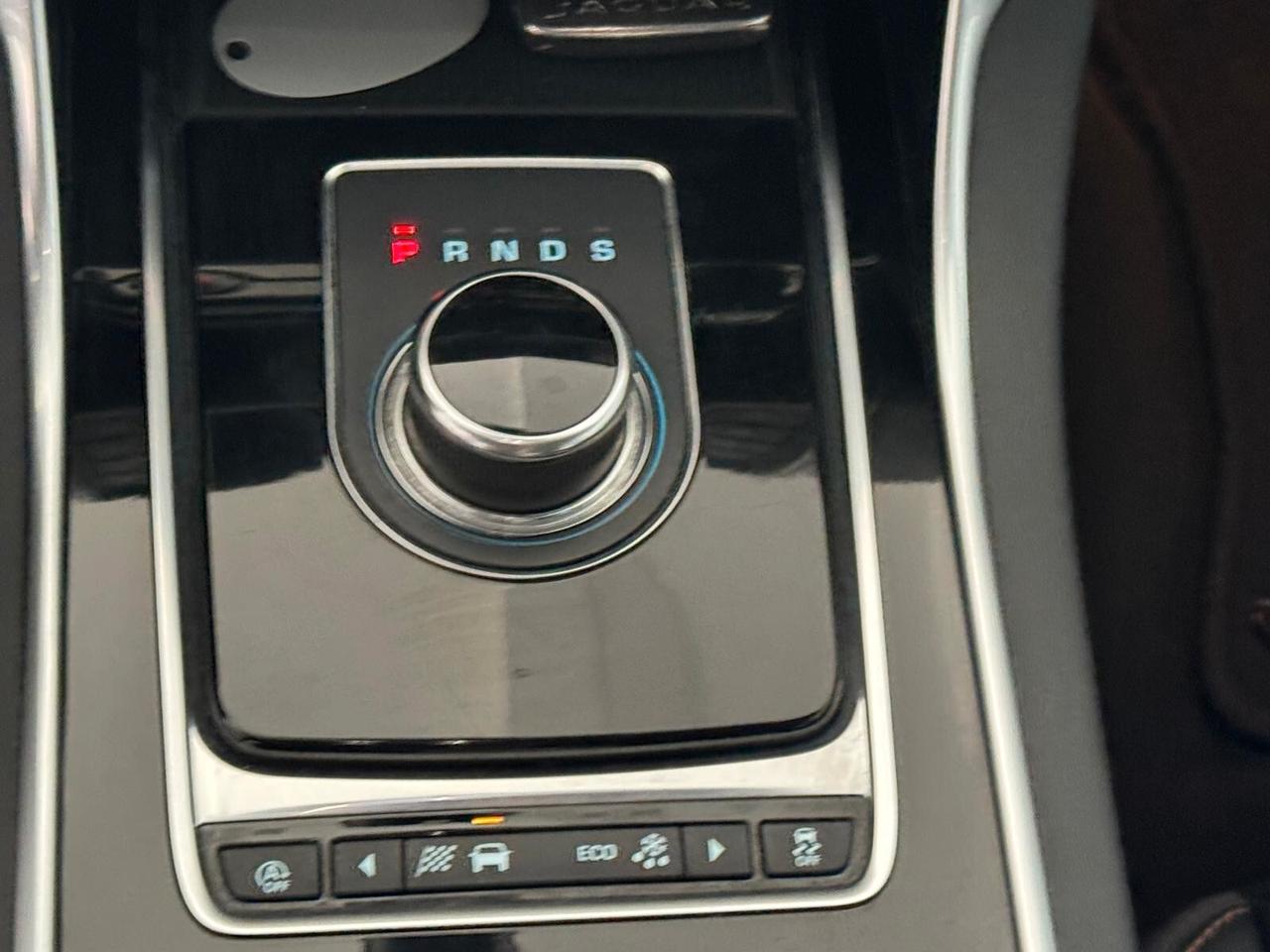 Jaguar XE 2.0 D 180 CV automatica