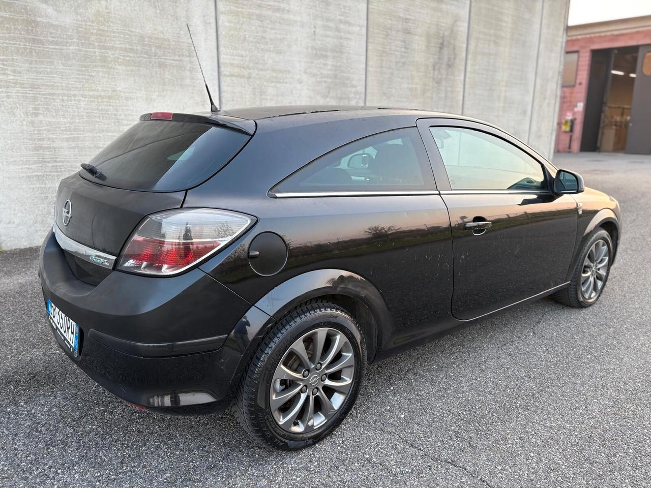 Opel Astra GTC 1.7 CDTI 110CV 3 porte