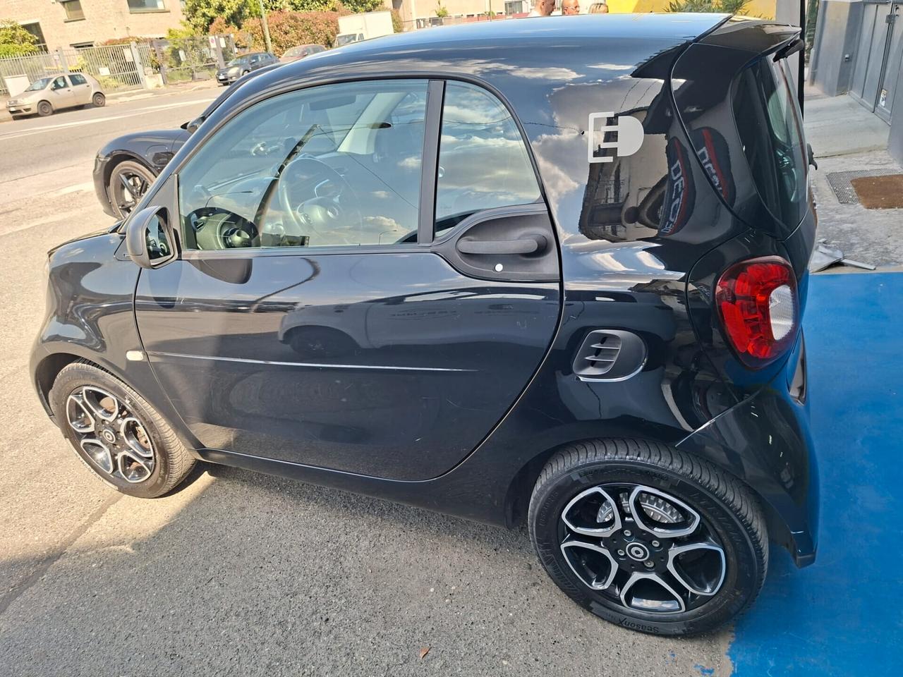 Smart ForTwo electric drive, allestimento Passion. Tetto panoramico con tendina, cerchi diamantati, schermo touch screen e molto altro