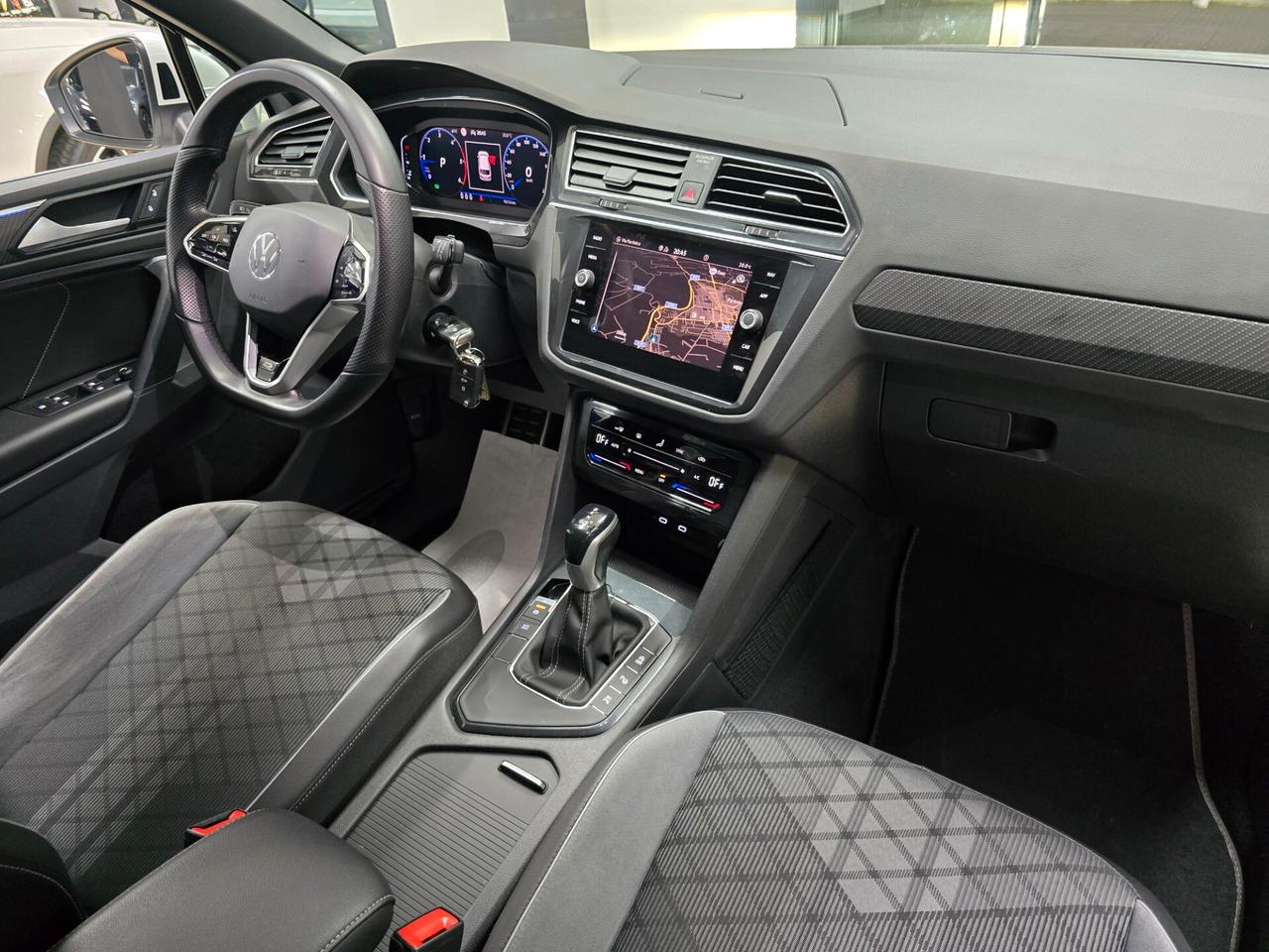 Volkswagen Tiguan 2.0 TDI 150 CV SCR DSG R-Line (Camera 360)