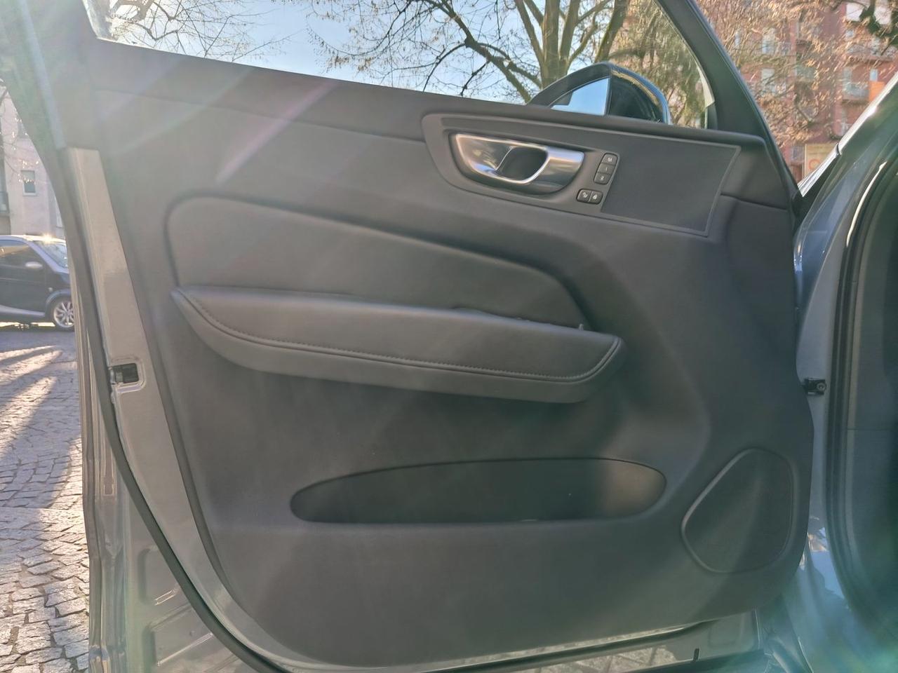 Volvo XC 60 Plus Dark 2.0 B4 MHEV #9159