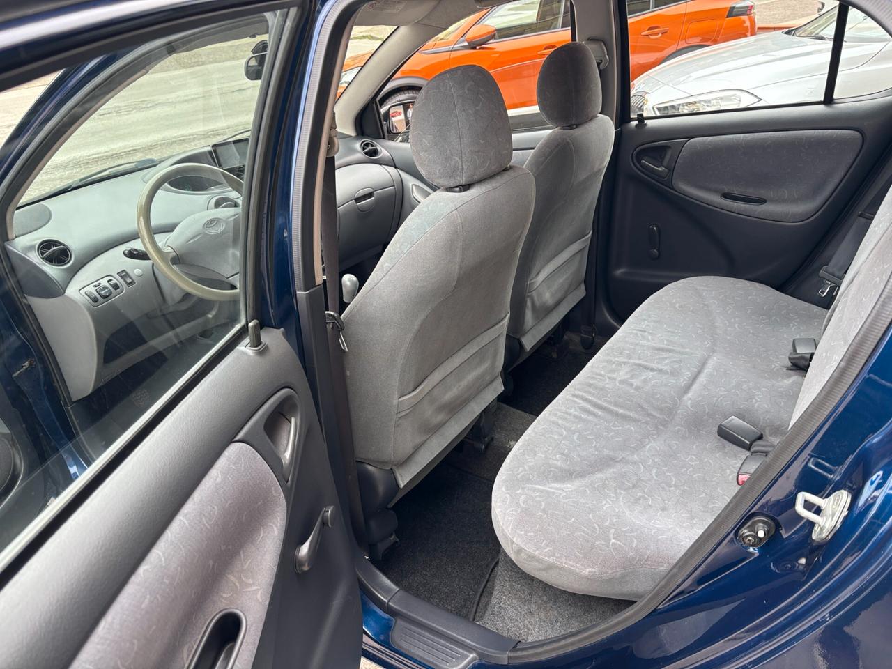 Toyota Yaris 1.0i 16V cat 5 porte Sol-2000