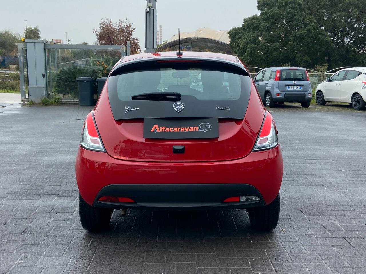 Lancia Ypsilon 1.0 firefly hybrid Silver