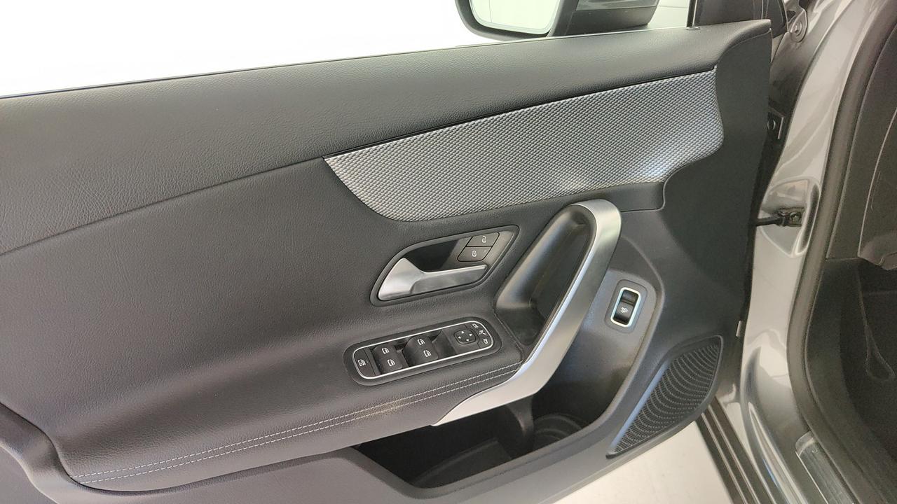 Mercedes-Benz Classe A - V177 2018 - A 200 Sedan Sport auto