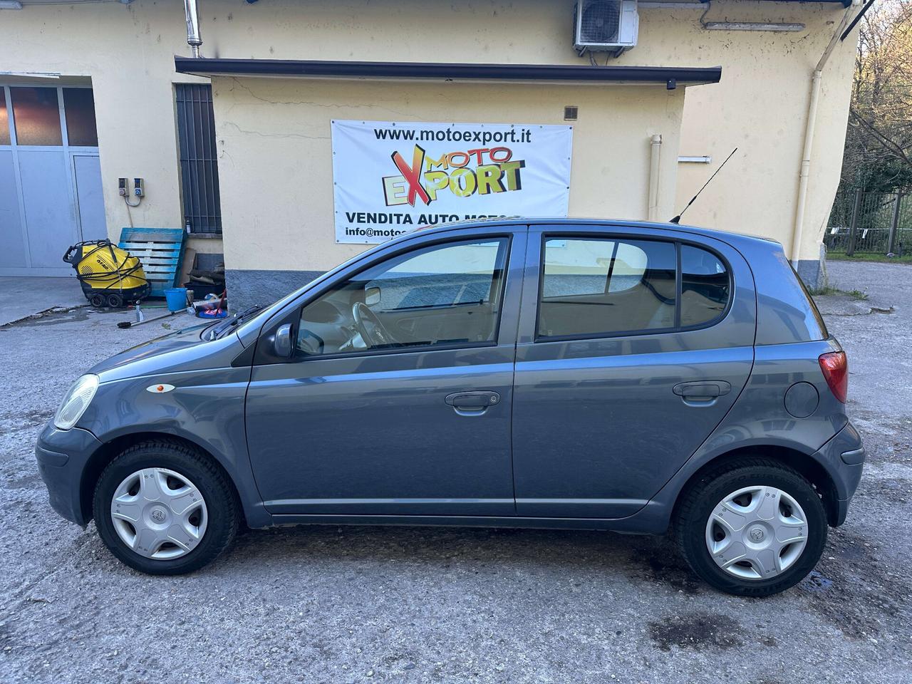 Toyota Yaris 1.0i 16V cat 5 porte Sol