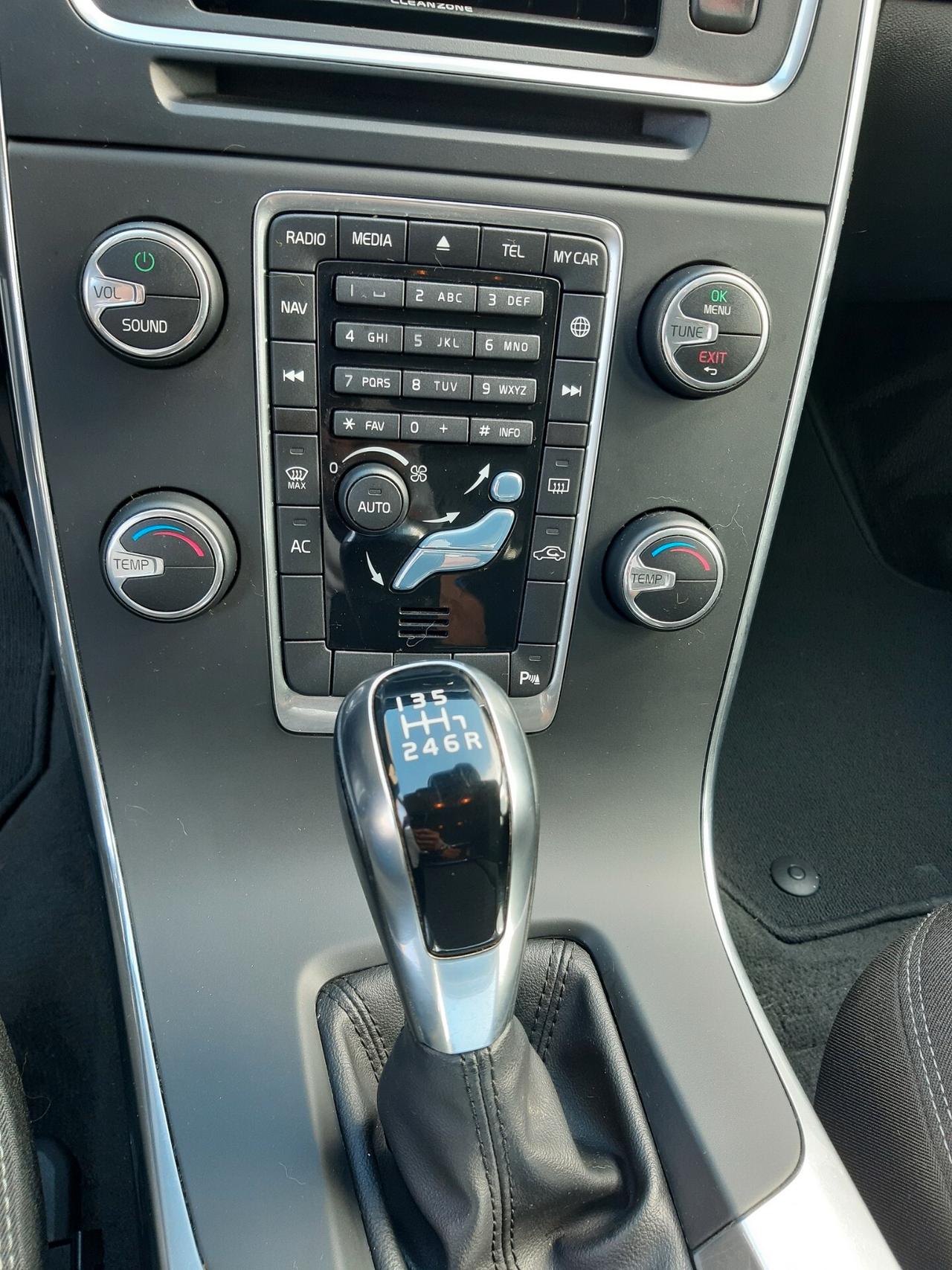 Volvo V60 D2 R-design