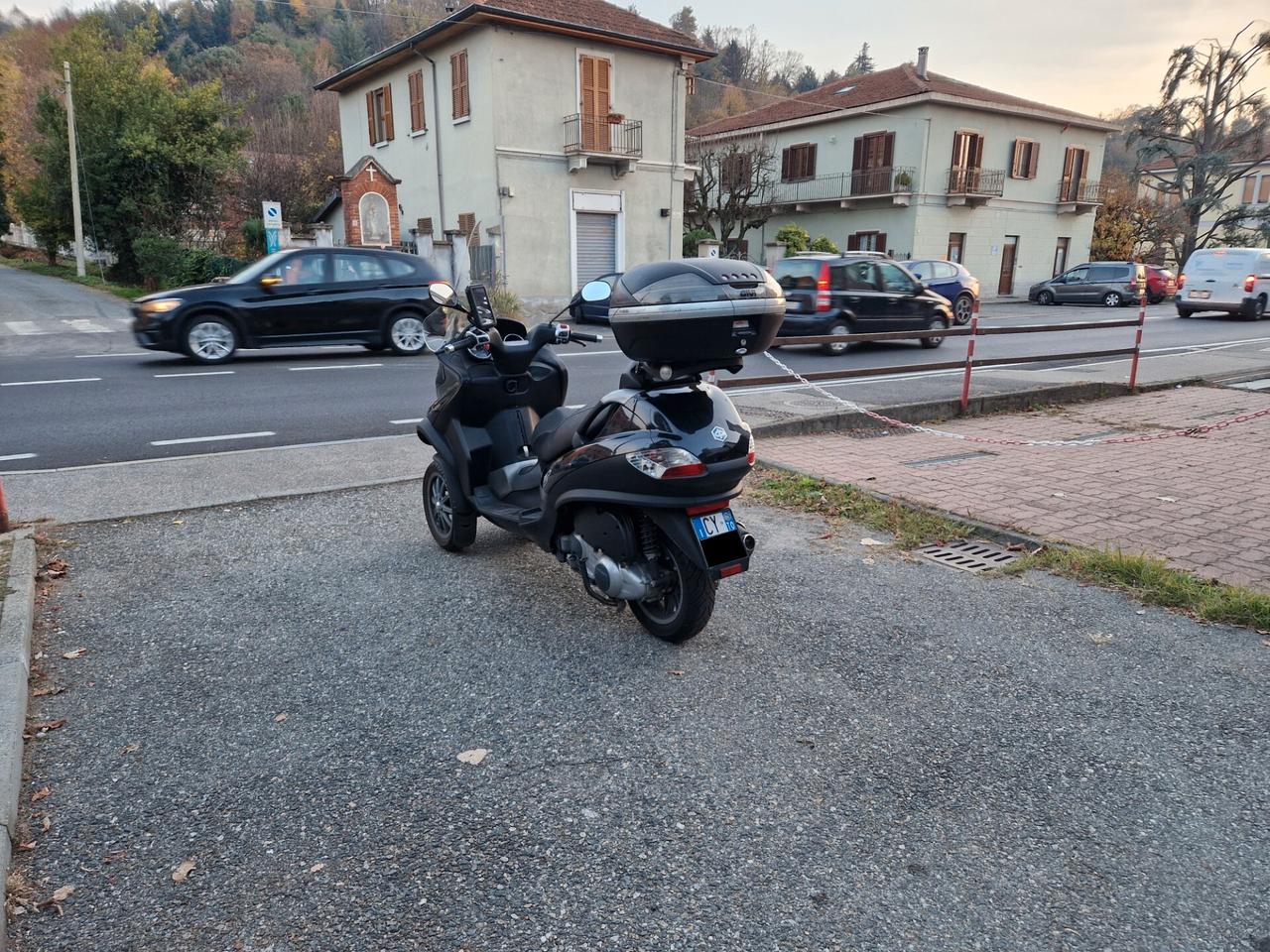 Piaggio MP3 due ruote anteriori, bauletto parabrezza