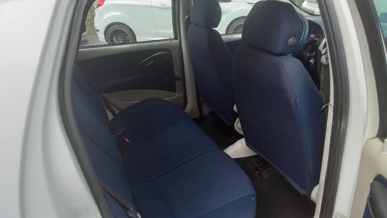 Fiat Punto 1.9 JTD 5 porte con gancio di traino omologato