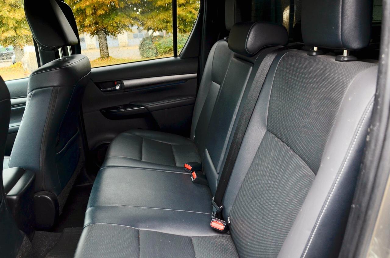 TOYOTA HILUX 2.8d DOUBLE CAB INVINCIBLE 4WD 204cv AUTO, UNICOPROPRIETARIO, UFF ITALIANA, EURO 6D, SERVICE TOYOTA, HI-FI JBL, RETROCAMERA, PERMUTE