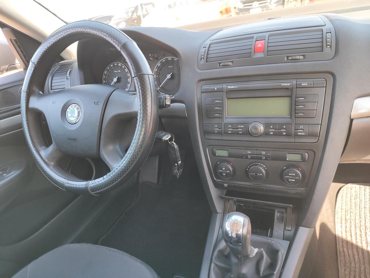 Skoda Octavia 1.6 16V FSI Ambiente