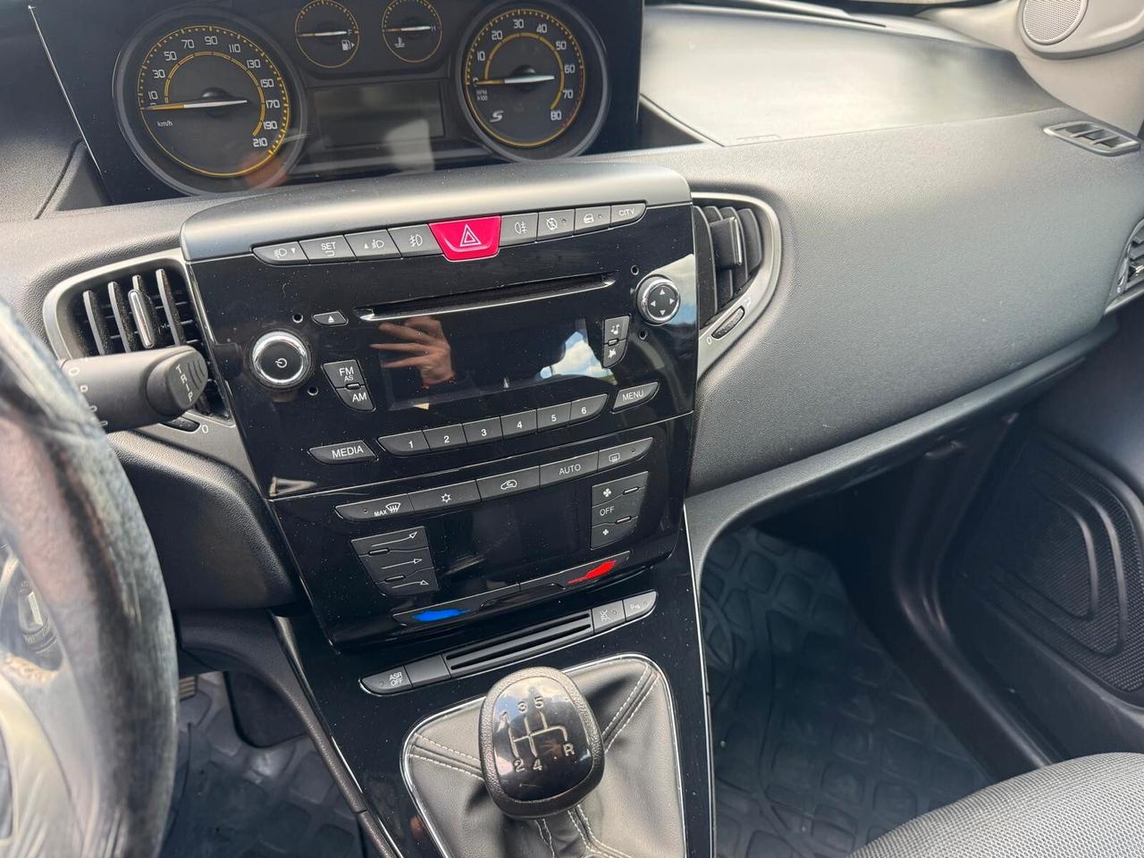 Lancia Ypsilon 1.2 69 CV Unyca MOMO DESIGN