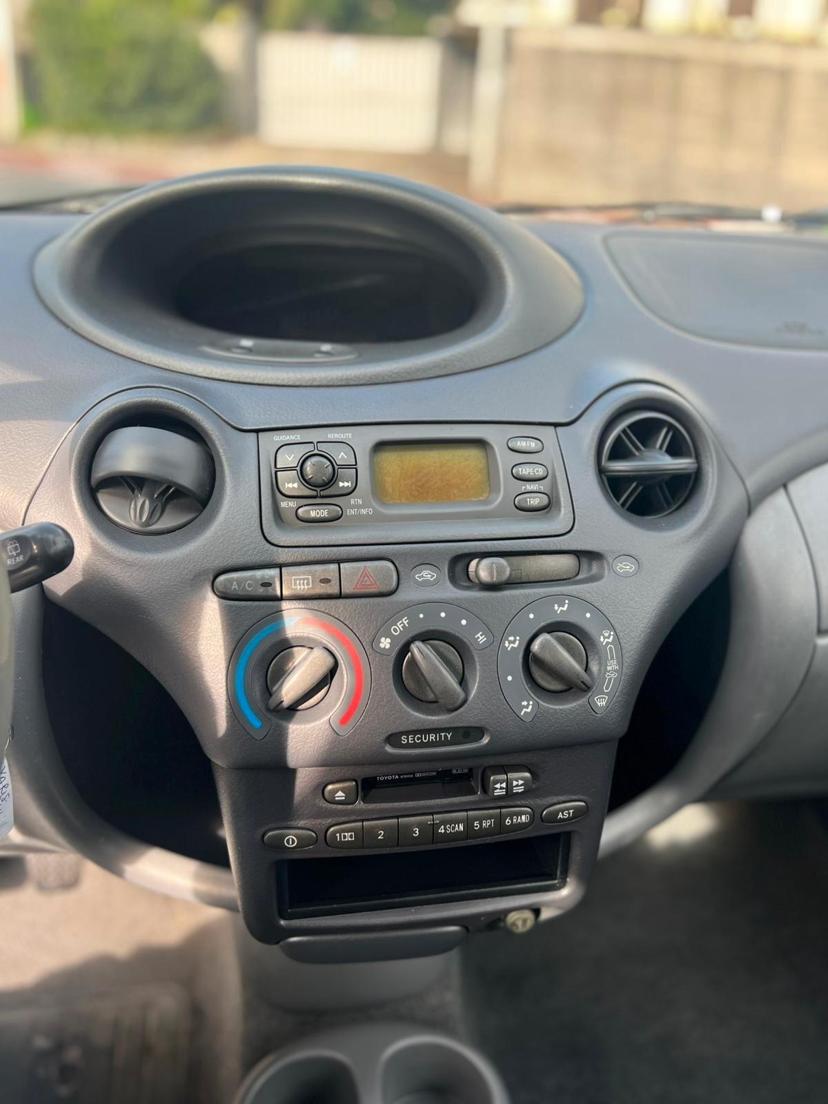 Toyota Yaris 1.0i 16V cat 5 porte Sol