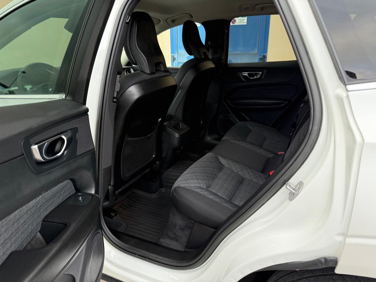 Volvo XC 60 B4 AWD (d) automatico Essential 2022