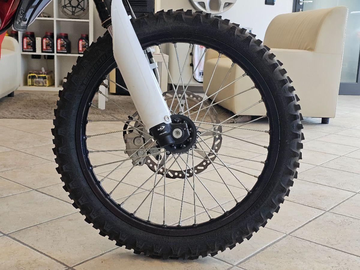 AJP PR4 125 Supremoto Pro 2.500km 2018 GUIDA A1