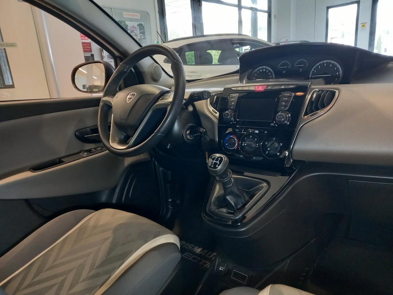 Lancia Ypsilon 1.2 69 CV 5 porte 77000 km Neopatentati