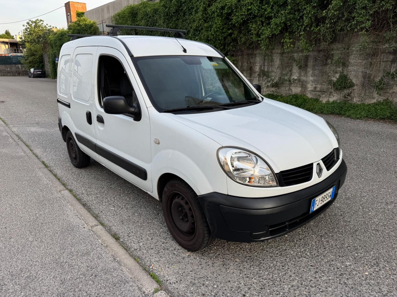 Renault Kangoo con GANCIO TRAINO