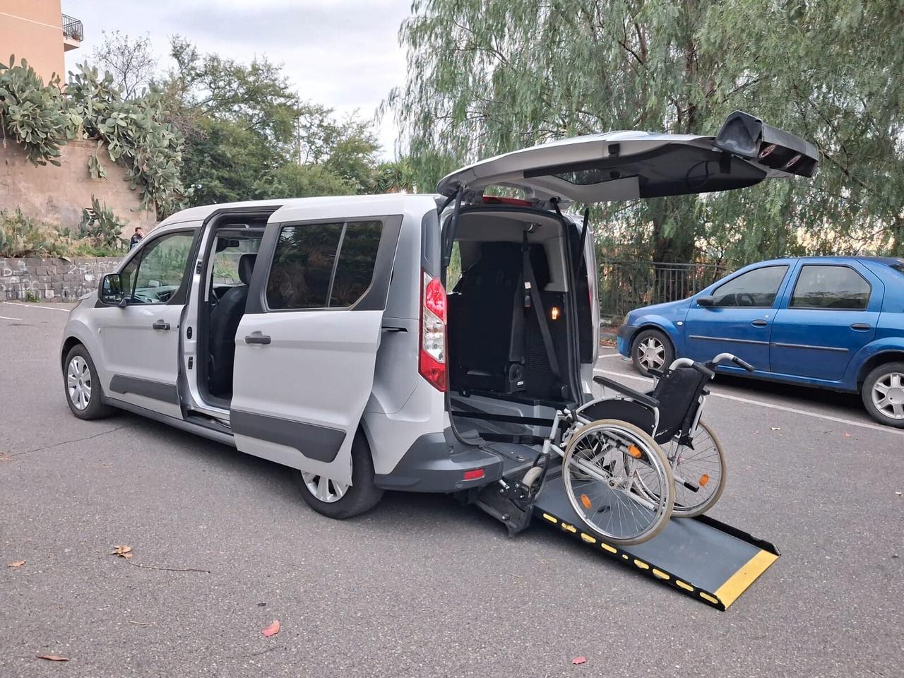 Ford Tourneo Connect Pianale ribassato con rampa disabili in carrozzina