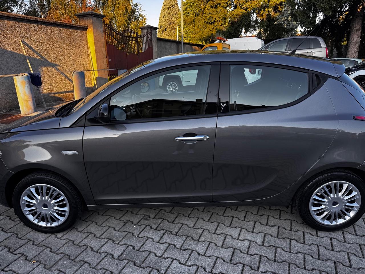 Lancia Ypsilon 1.2 69 CV 5 porte Platinum neopatentati