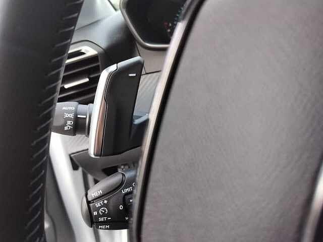 Peugeot 208 Hybrid 110 e-DCS6 Style KM Ø