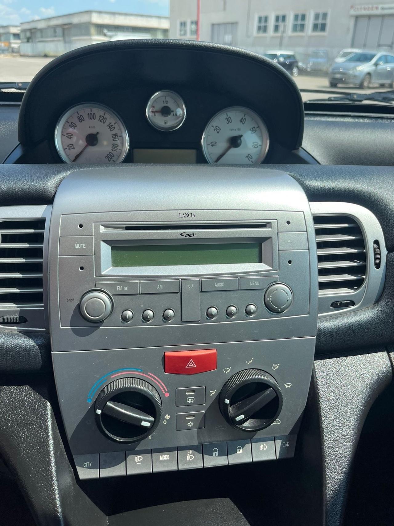 Lancia Ypsilon 1.3 MJT 75 CV Unyca