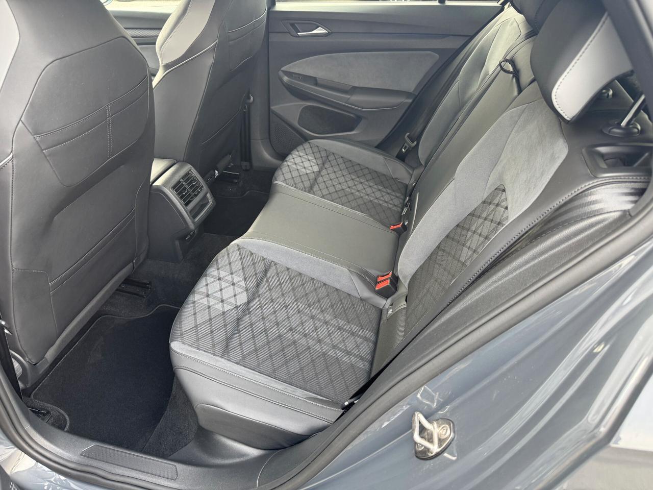 Volkswagen Golf 1.5 etsi evo R-Line 150cv dsg / NO VINCOLI