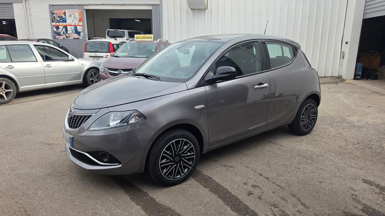 Lancia Ypsilon 1.0 FireFly 5 porte S&S Hybrid Ecochic Silver