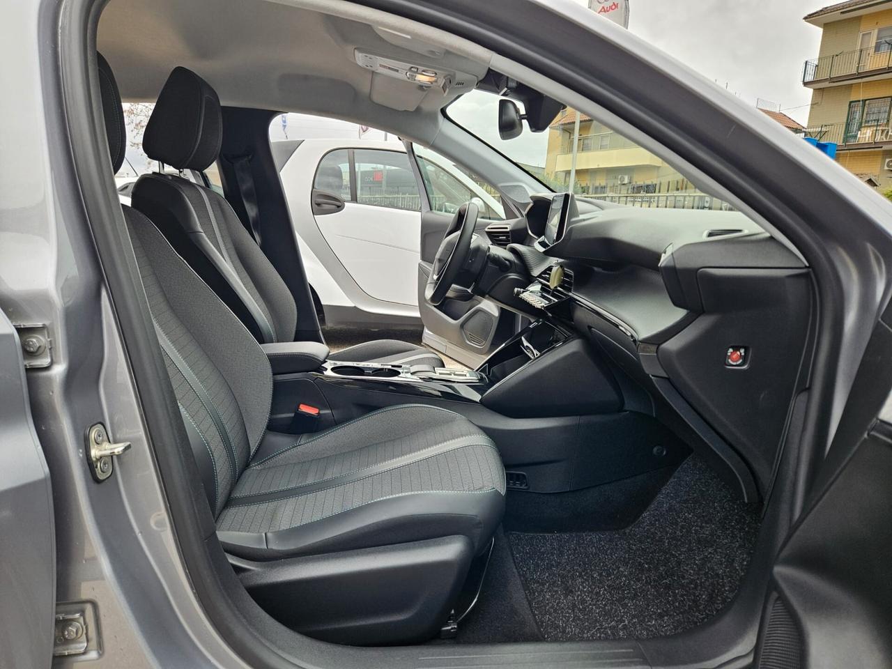 Peugeot 208 motore elettrico 136 CV 5 porte Allure