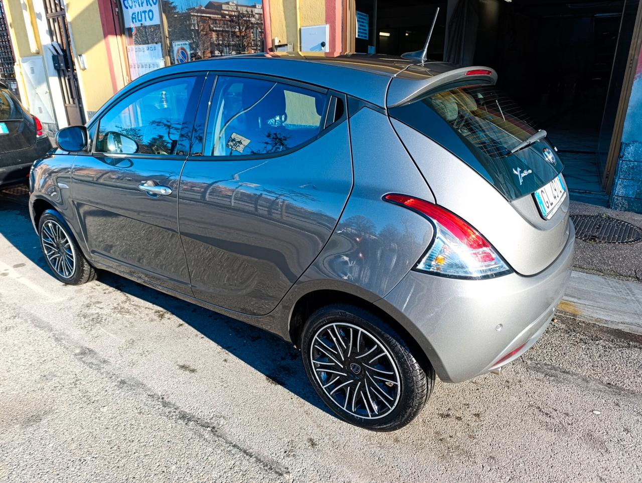 Lancia Ypsilon 1.0 S&S Hybrid Gold --6000 km--