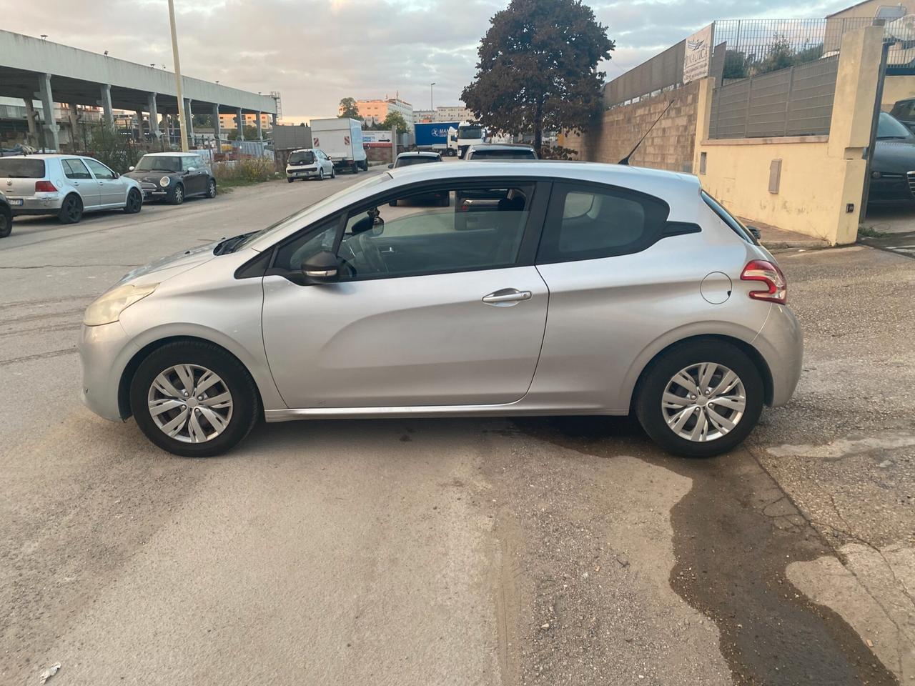 Peugeot 208 1.2 BENZINA NEOPATENTATI 110 MILA KM